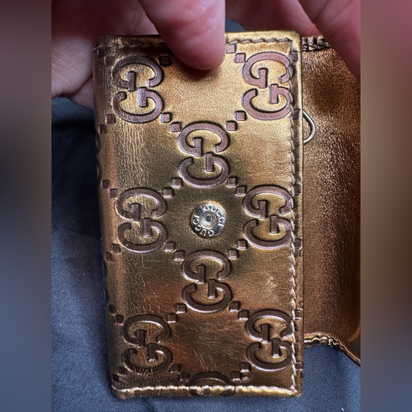 Gucci Metallic Gold GG Logo Card Key Wallet - Picture 14 of 16